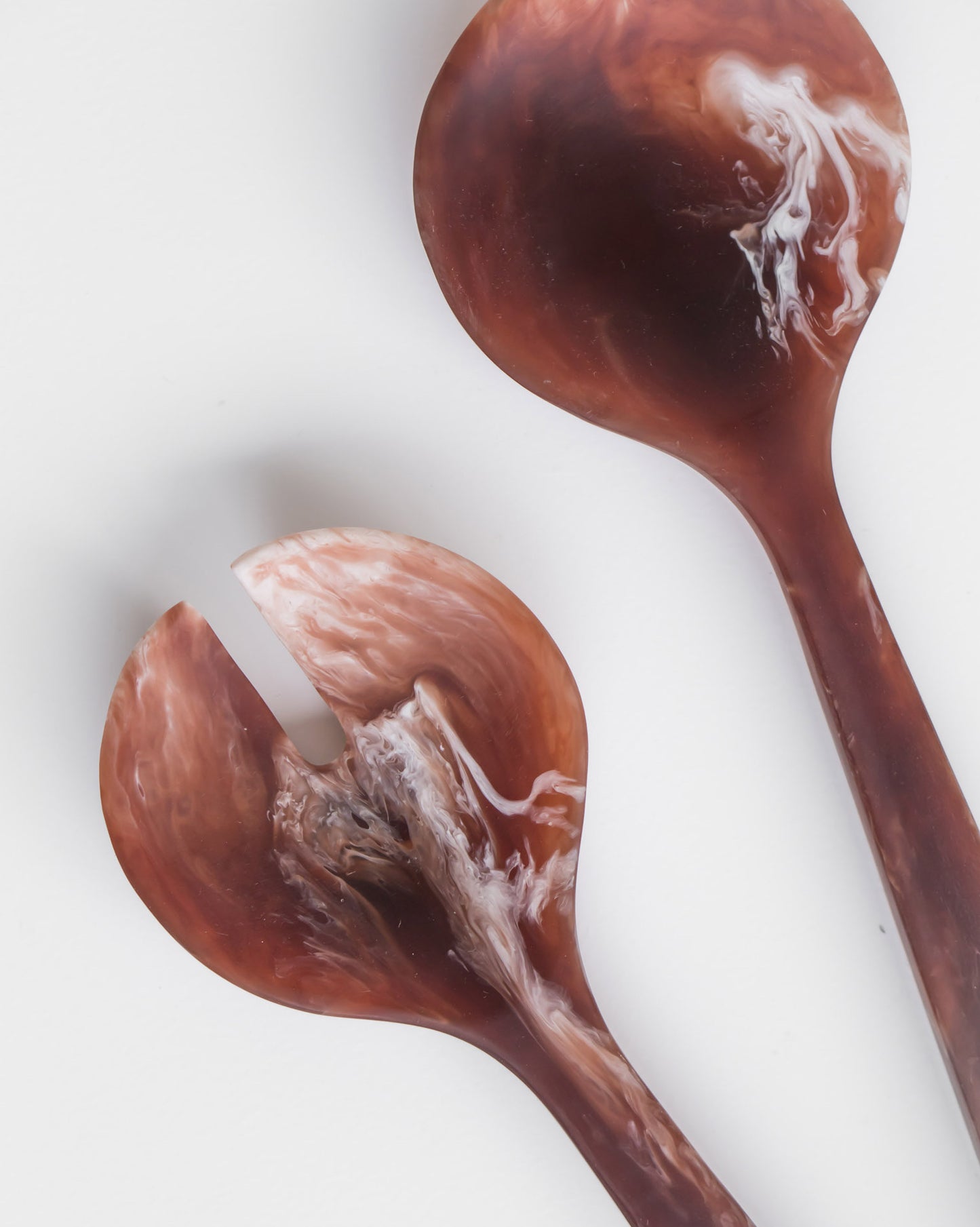 RESIN SALAD SERVERS BROWN
