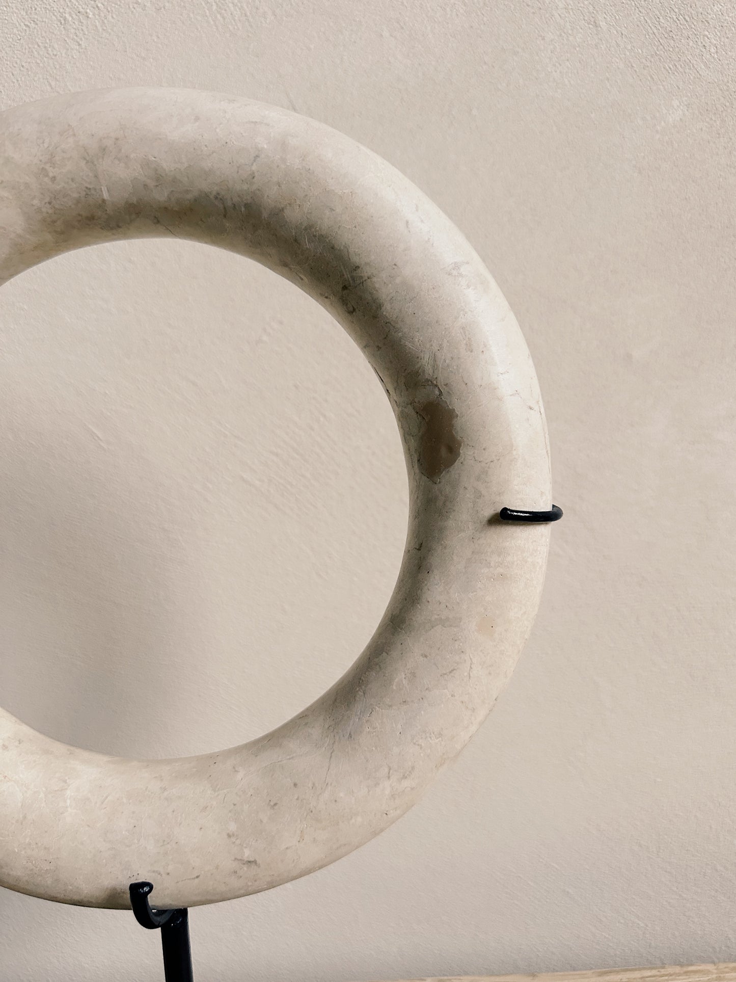 MARBLE CIRCLE ORNAMENT