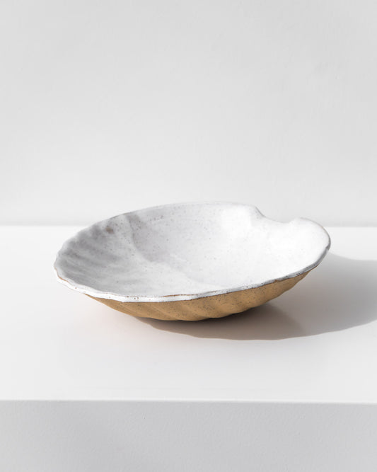 LARGE SPECKLED SHELL DISH