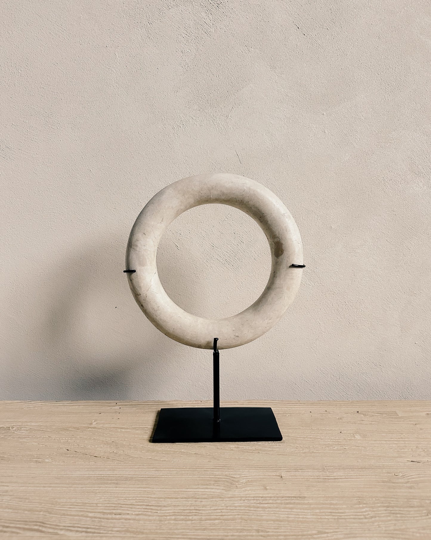 MARBLE CIRCLE ORNAMENT